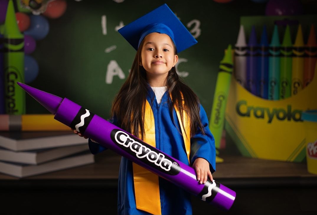 Niña en sesión de fin de curso preescolar
